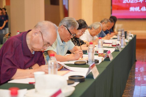 通弘网 坚持19年！陕西师范大学2025年毛笔手写录取通知书开笔