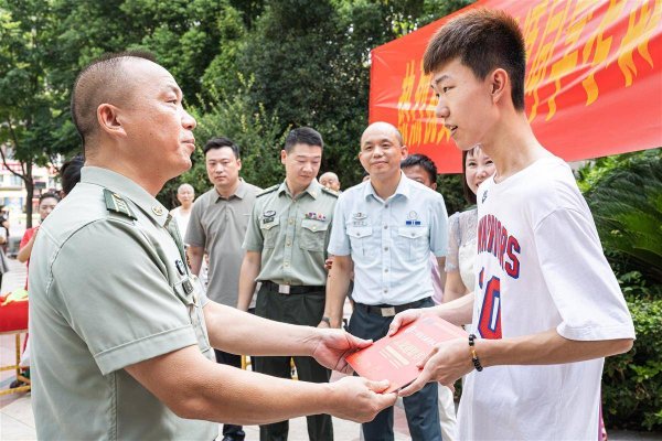瑶鸿配资 信息支援部队工程大学成立以来的首封录取通知书！这位男生收到了