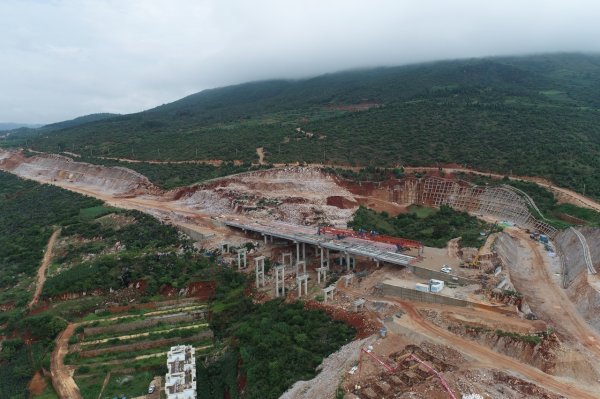 中祥配资 云南泸丘高速公路永宁二号大桥T梁全部架设完成