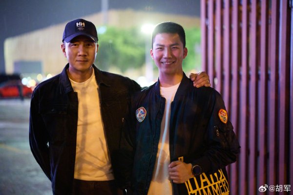 卢深策略 胡军称儿子康康没想过进演艺圈：他有报效国家的愿望